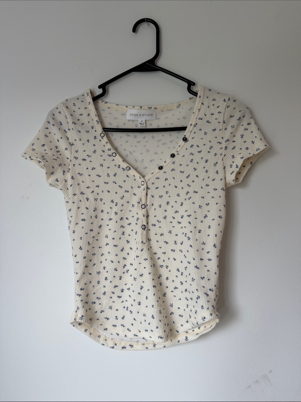 Cream Ribbed V-Neck Short Sleeve Tee with Blue Floral Print
